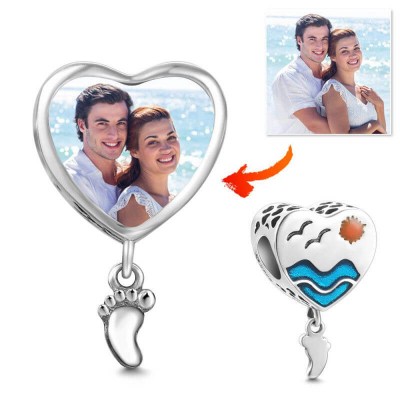 Photo Charm Strolling By The Sea With Heart-Shaped Silver